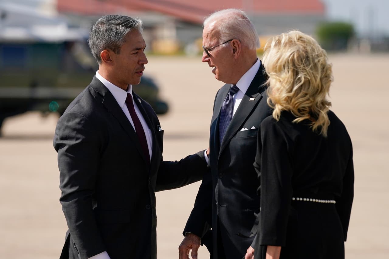 La pareja presidencial fue recibida primero por el alcalde de San Antonio, Ron Nirenberg. EL avión presidencial, el Air Force One, aterrizó en esa ciudad desde la cual volaron en helicóptero hasta Uvalde.
<br> 
<br>