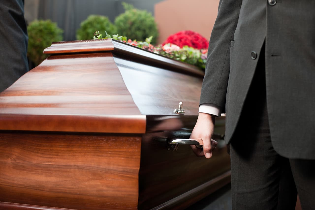 Una empresa entierra vivos a sus clientes y les organiza funerales falsos "para revivir la fe en sí mismos"