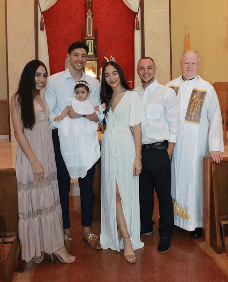 Amaia lucía muy linda vestida de blanco, y como podemos ver estuvo muy bien portada durante la ceremonia.