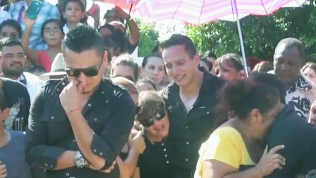 La familia de Aldo Sarabia le dio el último adiós al músico en su pueblo natal El Recodo, cerca de Mazatlán. Miles de seguidores acompañaron a los amigos y familiares del artista.