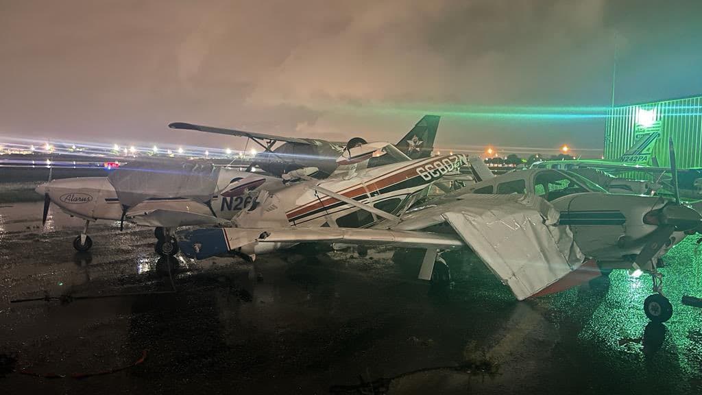 Y otro habría golpeado cerca de las 8:30 pm. El aviso del Servicio Nacional de meteorología, señaló que podría estar en el área de Pembroke Pines, West Hollywood y Davie.