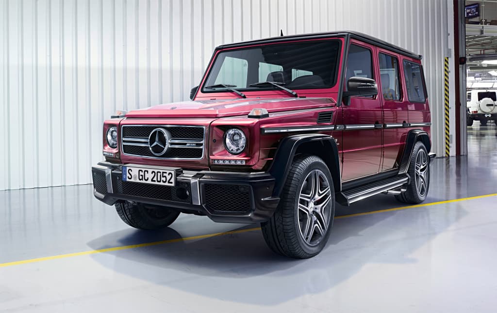 Esta 
<b>Mercedes-Benz G63 AMG</b> cuenta con un motor V8 biturbo de 5.5 litros con 571 caballos de fuerza y transmisión AMG Speedshift Plus 7G-Tronic. Acelera de 0 a 62 mph en 5.4 segundos.