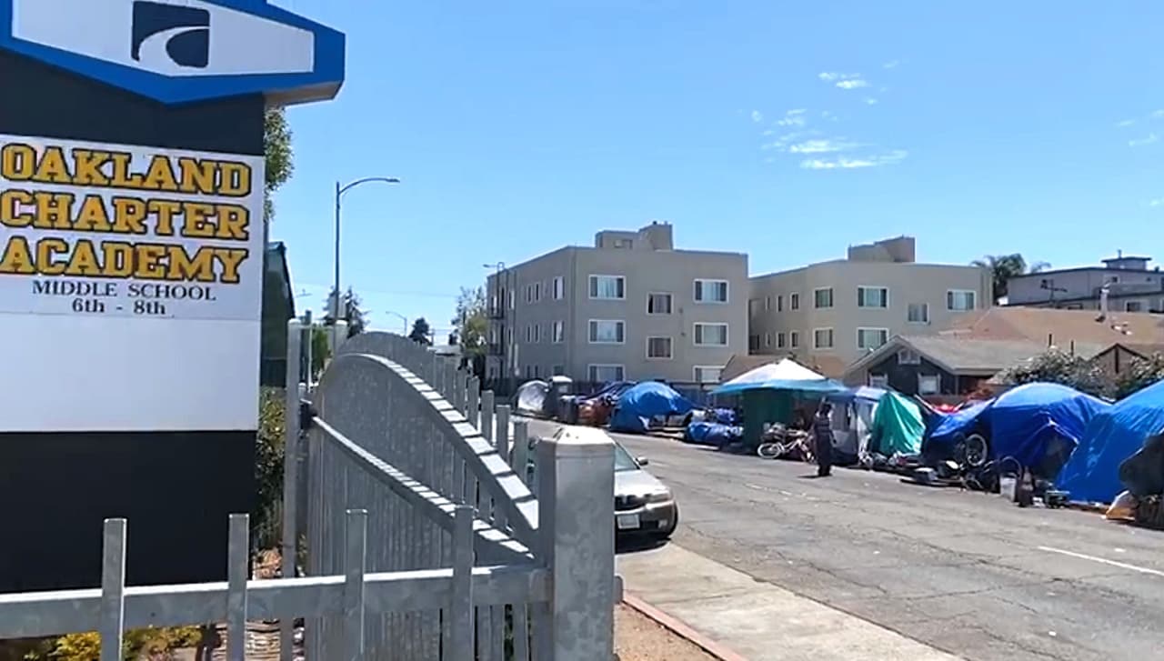 Peleas, drogas y hombres desnudos: lo que ven a diario los alumnos de una primaria en Oakland