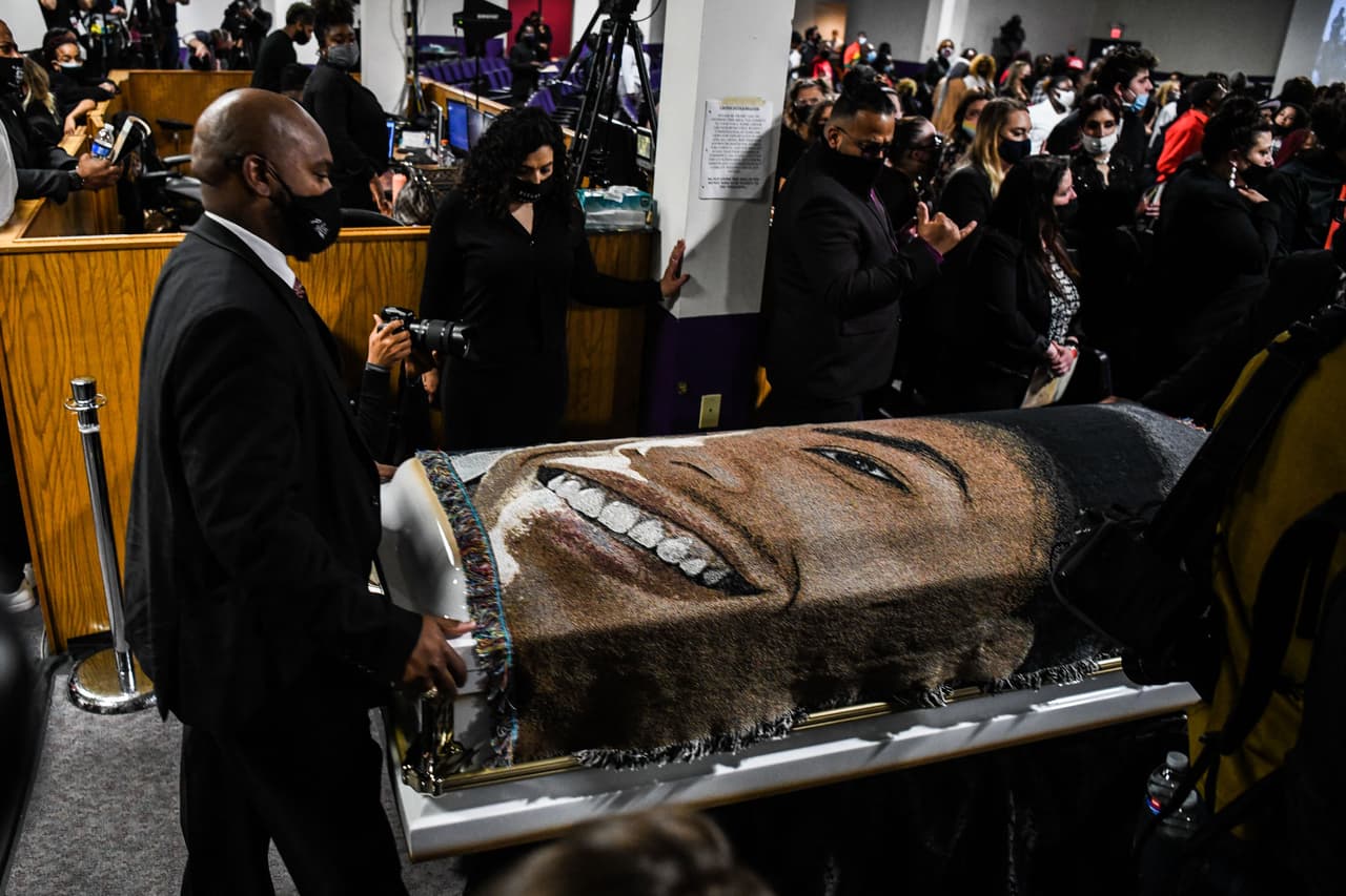 El ataún de Daunte Wright, cubierto con una imagen suya, durante su funeral en el templo Shiloh, de Minneapolis. La muerte del joven de 20 años, ocurrida el pasado 11 de abril, sucedió en el transcurso del juicio a Derek Chauvin por la muerte de George Floyd, el 25 de mayo de 2020. La tragedia desató
<a href="https://www.univision.com/shows/despierta-america/suman-siete-dias-de-protestas-por-la-muerte-de-daunte-wright-mientras-se-acerca-el-final-del-juicio-a-derek-chauvin-video">varias noches de protestas</a> en Brooklyn Center, Minnesota.