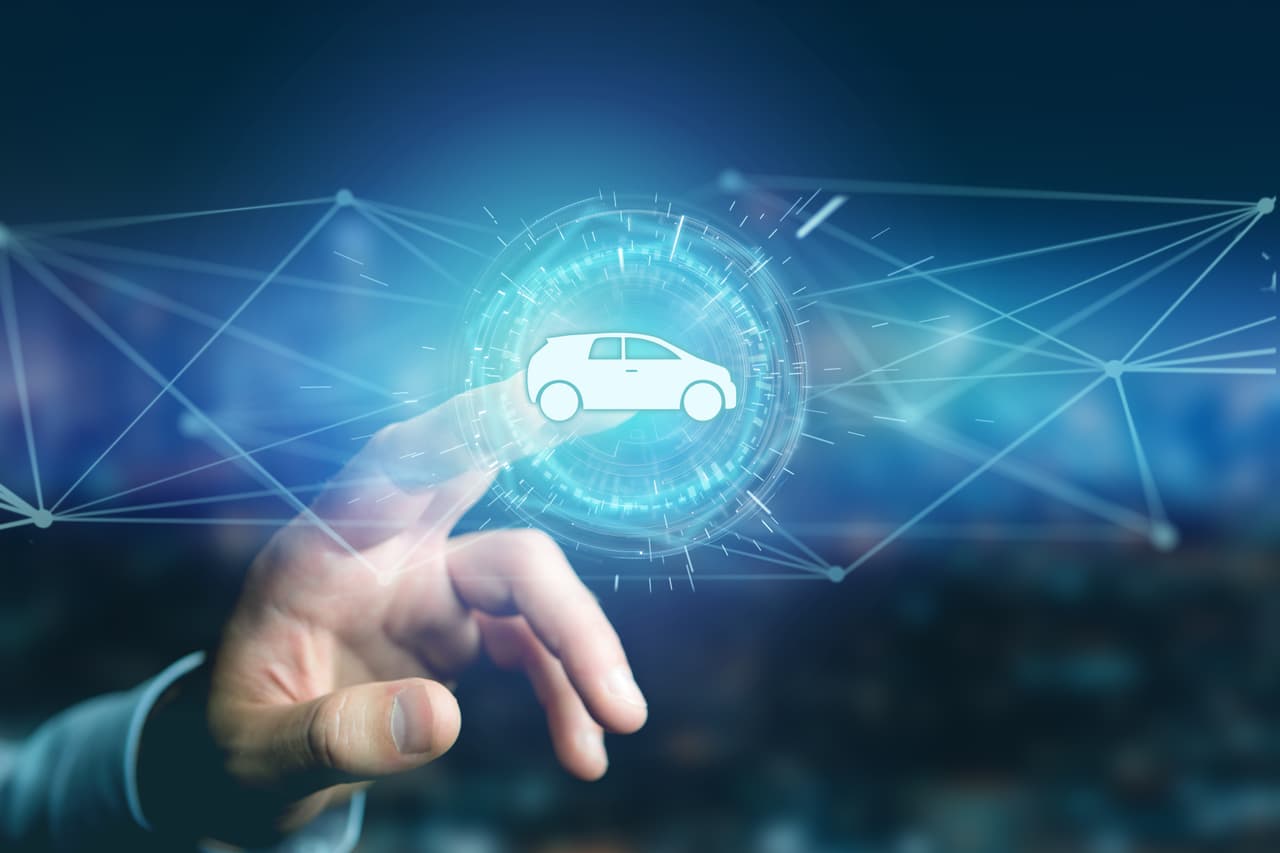 <b>Actualiza el software de tu carro.</b> La actualización del software es fundamental para garantizar que los sistemas funcionan de manera efectiva. De hecho, muchas de las actualizaciones surgen como solución a brechas de ciberseguridad. Por eso es crucial que no te saltes ninguna y revises constantemente si hay nuevas en el sitio web del fabricante. Si deseas agregar un nivel adicional de seguridad y tranquilidad, permite que las actualizaciones se lleven a cabo únicamente en los concesionarios autorizados.