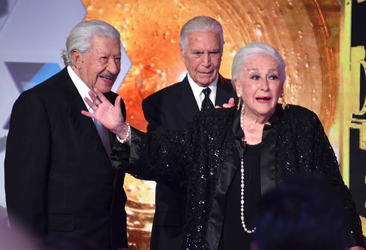 Beatriz Aguirre trabajó también en 
<b>más de 40 telenovelas</b>, como 'Colorina' y '
<b><a href="https://www.univision.com/entretenimiento/celebridades/a-10-anos-del-estreno-de-cuidado-con-el-angel-asi-ha-cambiado-su-elenco-fotos">Cuidado con el ángel</a></b>' , entre muchas otras.