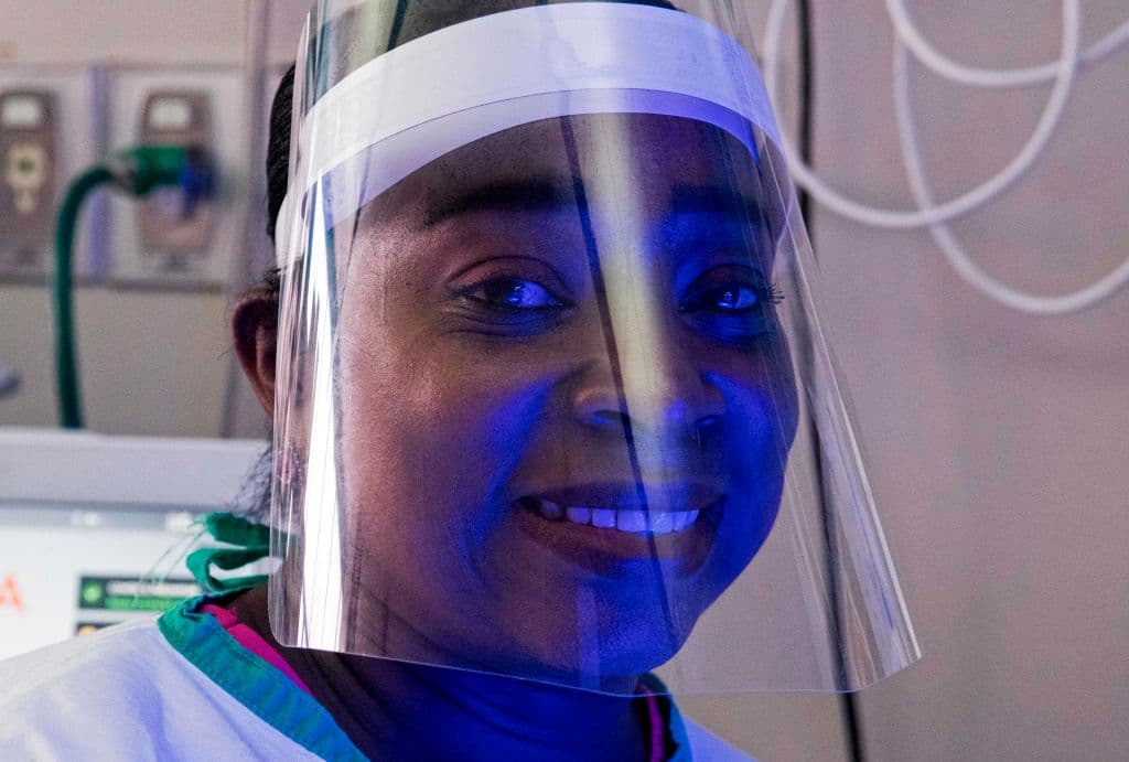 "Hemos tomado en cuenta el uso de caretas para el egreso de los bebés", comentó a la agencia AFP Rocío Cerdas, enfermera de la unidad de neonatología del Hospital México, el más grande de Costa Rica.
<br>