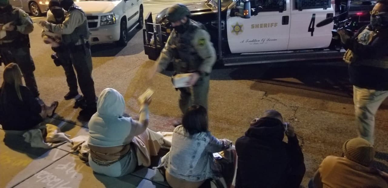 Confirman más de 350 arrestos por fiestas clandestinas en plena crisis de coronavirus en Los Ángeles