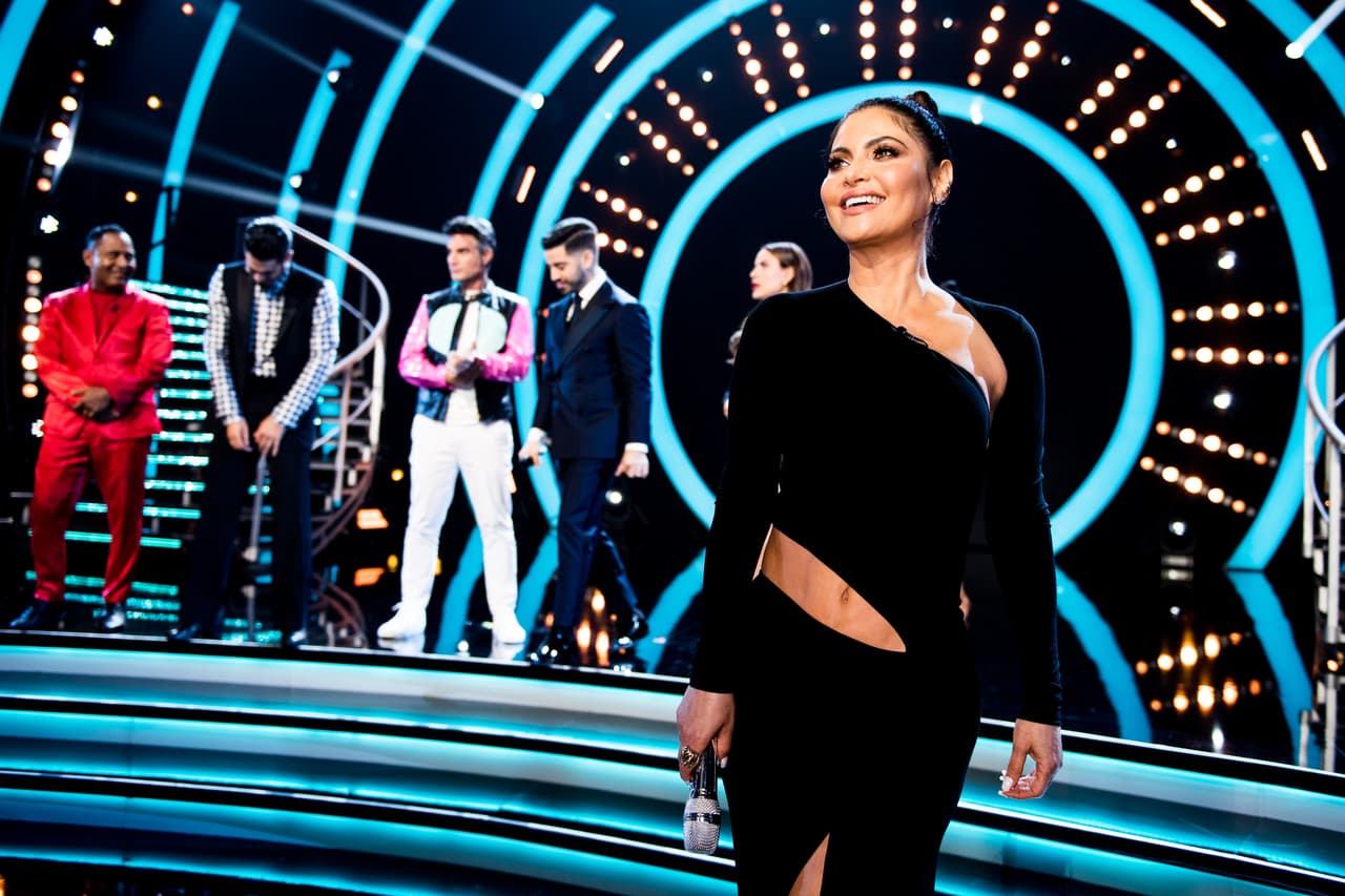 Para este segundo look nuestra conductora volvió a elegir un chongo, solo que más alto y sin flequillo al frente. De nueva cuenta el peinado y maquillaje estuvieron a cargo de Millie Morales y la discreta joyería fue de Wish Jewelry.