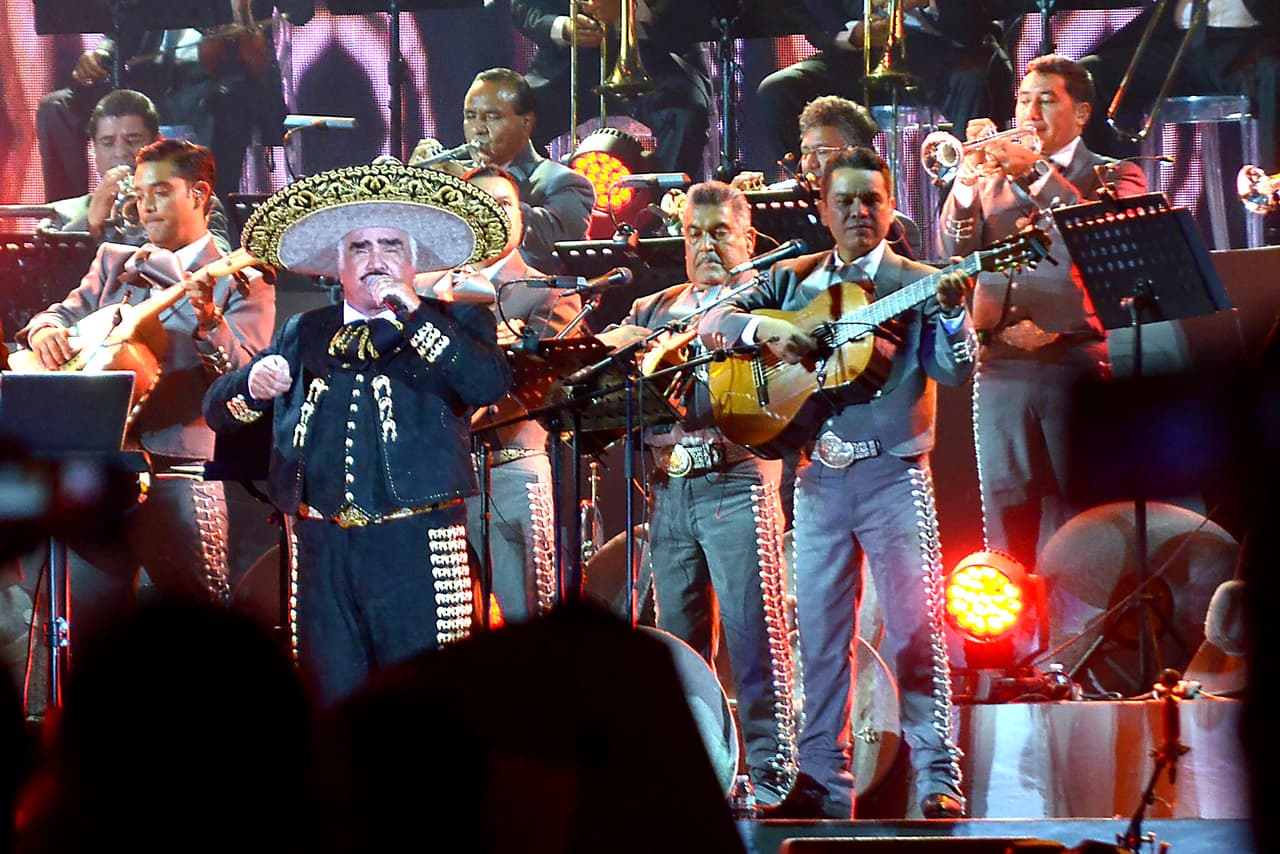 Casi al final de la noche él reconoció una bandera en el público y preguntó: "¿Esa es la bandera de Colombia verdad?" Era Maluma quien la tenía en las primeras filas del concierto.