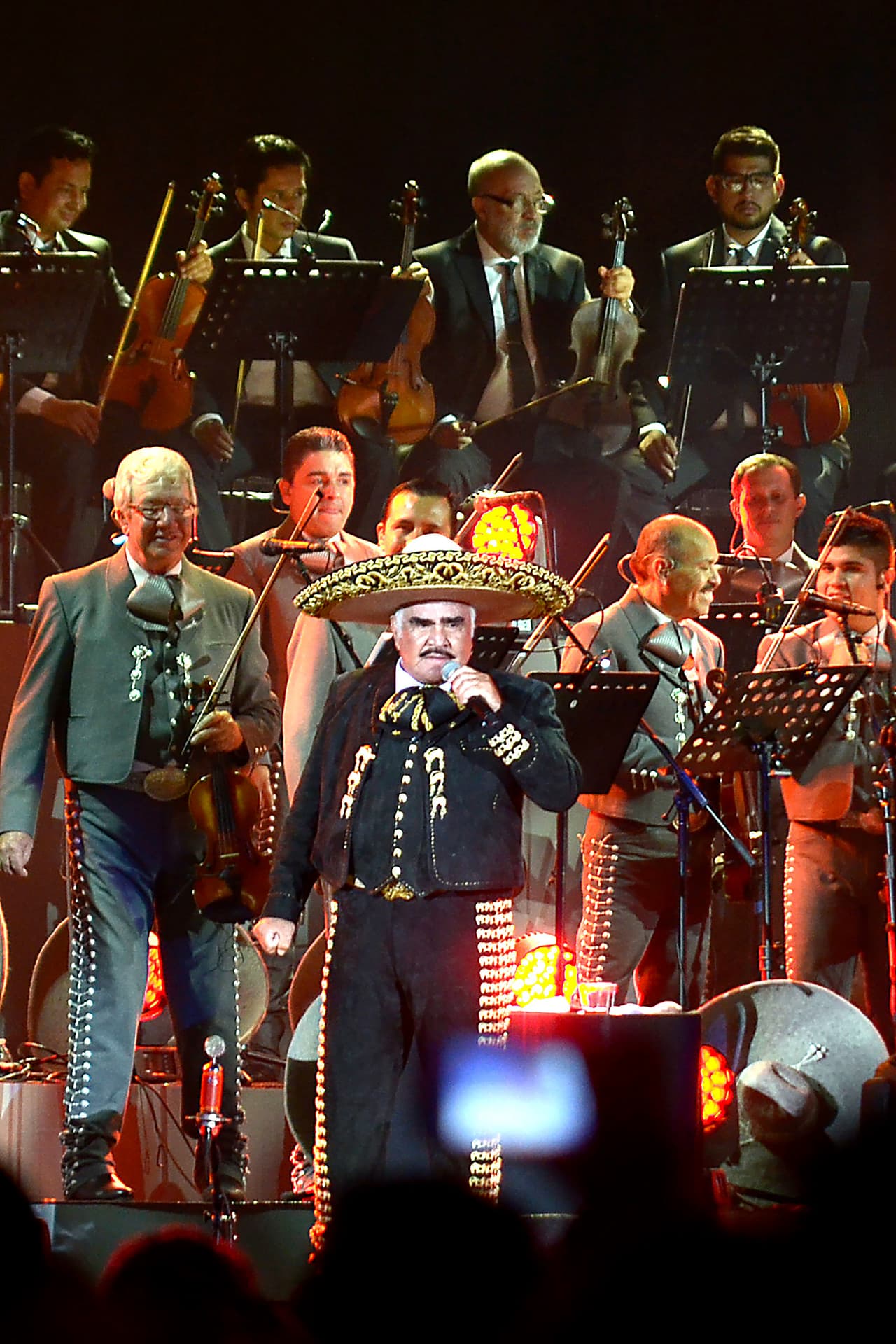 "Yo siempre he dicho que soy mitad mexicano y la otra mitad soy colombiano", detalle que ocasionó el griterío de los presentes, ya que estaba una gran parte de la comunidad colombiana en el show.