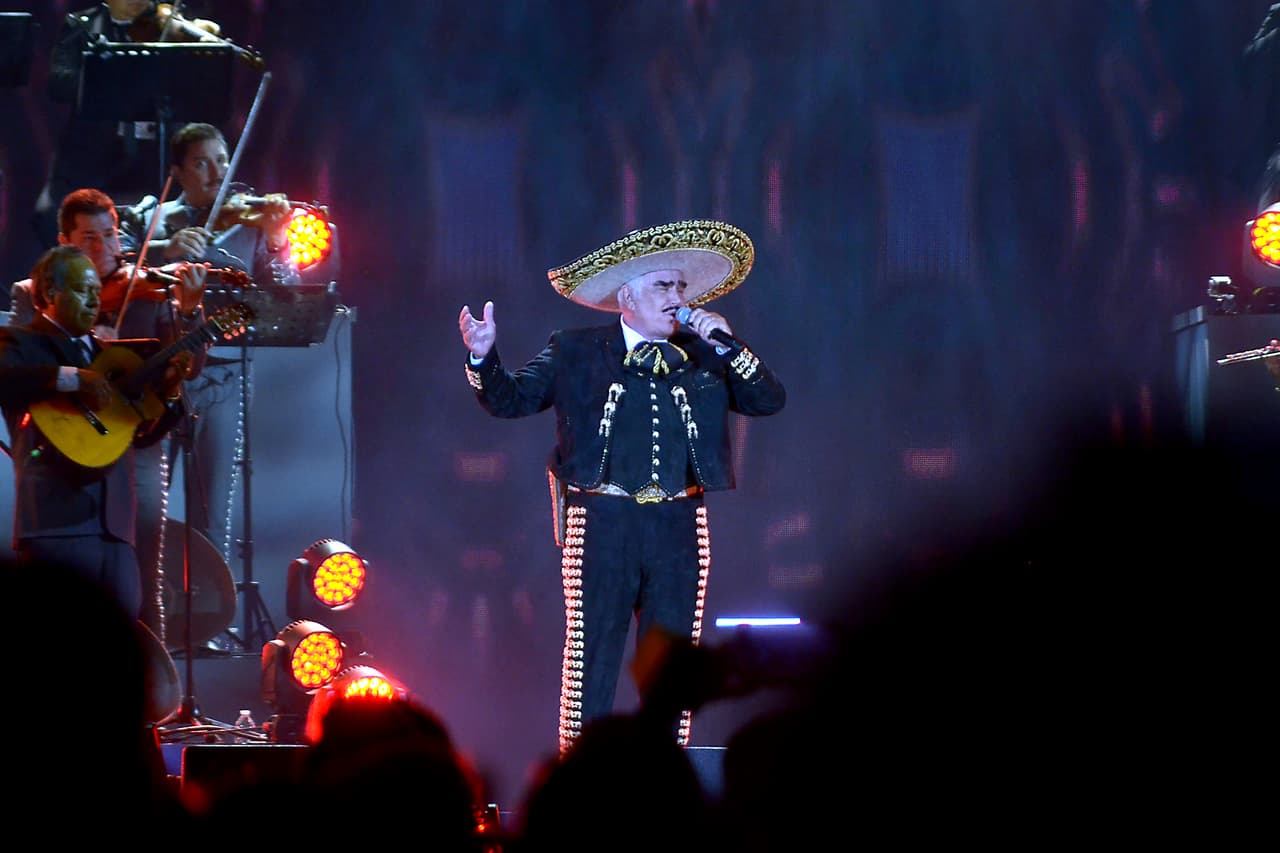 Así Don Vicente se fue dle escenario después de haber sacado de su "ronco pecho" varias declaraciones que complementaron la noche.