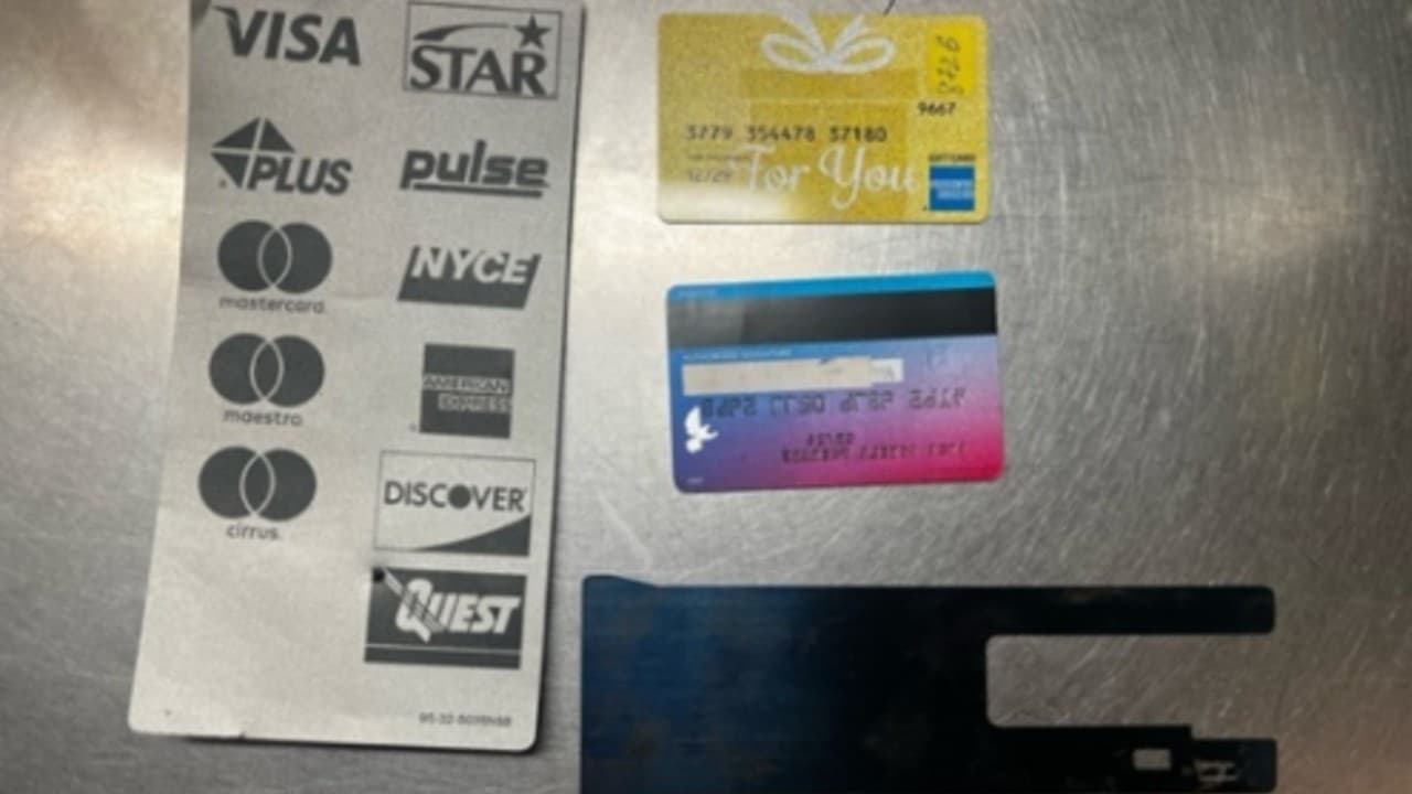 También fue retirada una manga insertada en la ranura de la tarjeta para grabar la información de la tarjeta.