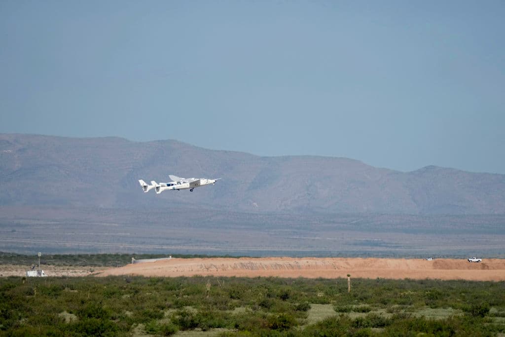 Un enorme avión de transporte realizó un despegue horizontal desde la base Spaceport America alrededor y ascendió hasta una altitud de 15 kilómetros, antes de soltar el avión espacial que transporta, el VSS Unity.
