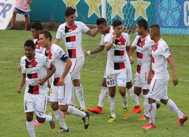 Alajuelense golea y se mantiene como líder solitario en Costa Rica