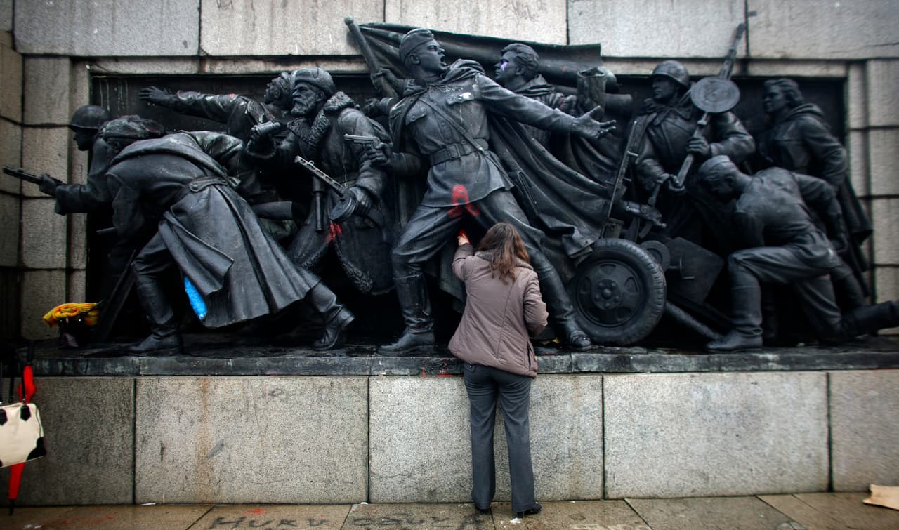 <b>SOFÍA.</b> El monumento fue construido en 1954 por el aniversario de la "liberación de Bulgaria" por los soviéticos en la Segunda Guerra Mundial. El constante vandalismo a
<b><a href="https://www.theguardian.com/world/2011/jun/22/russia-red-army-memorial-painted" target="_blank">Moscú no le resulta divertido y ha instado a Sofía a que castigue a los que "profanan la memoria de los soldados soviéticos</a></b> que liberaron a Bulgaria del nazismo". Los grafittis han provocado serios debates pro y antirusos en Bulgaria. La historia de las constantes pintadas a este monumento fue retratada en el documental
<i> '<b><a href="http://programata.bg/?p=30&c=1&id=71448&l=2" target="_blank">In Step With The Time'</a></b></i> de Anton Partalev.
<br>