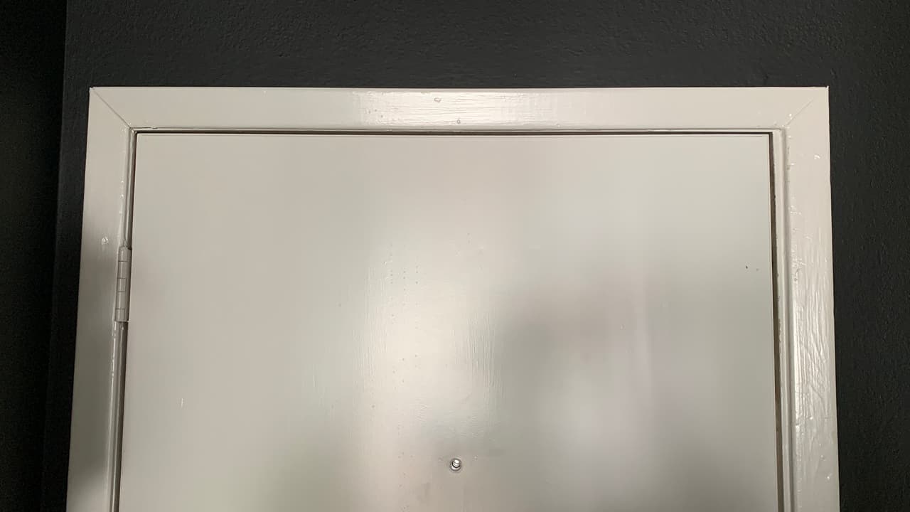 Instala masilla alrededor de las ventanas y puertas o un protector de goma especial que puedes conseguir en la tienda para evitar que el aire caliente se escape y el aire frío entre.