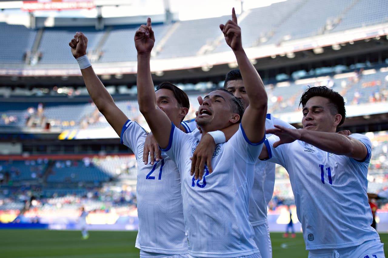 El Salvador se acerca a cuartos de final tras derrotar 2-0 a Curazao