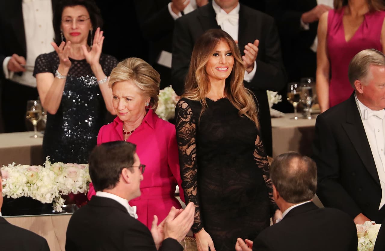 Melania Trump eligió un vestido negro de transparencias y brocados en las mangas con un profundo escote en la espalda.