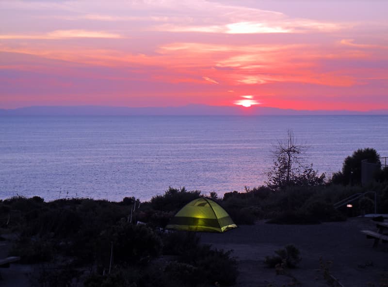 Algunos de los parques naturales más populares como las cabañas en
<a href="http://www.crystalcovestatepark.org/" target="_blank">Crystal Cove State Beach</a>, solo tiene “24 espacios disponibles y están reservados durante todo el año”.