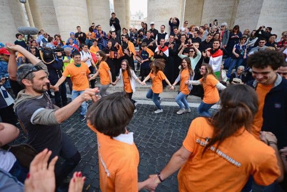 Por ejemplo bailando.