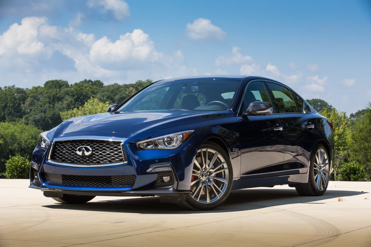 <b>Infiniti Q50 2018 </b>
<br>
<b>Precio a partir de: 35,200 dólares</b>
<br>Las opciones de motorización para el sedán de Infiniti comienzan con un propulsor de cuatro cilindros de 2.0 litros, generador de 208 caballos de fuerza y 258 libras-pie de torque. Va acompañado de una transmisión automática de siete velocidades.