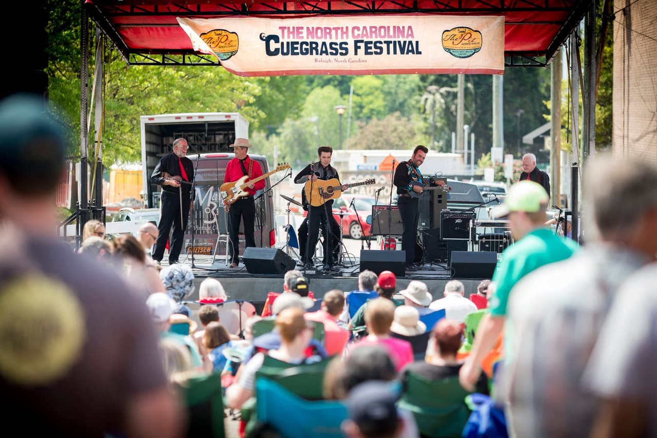 <b><a href="https://www.cuegrass.com/">13th Annual North Carolina 'Cuegrass Festival (15 de abril)</a></b>. Básicamente será un montón de barbacoa, cervezas locales y música bluegrass emocionante en Fayetteville St. en el centro de Raleigh.