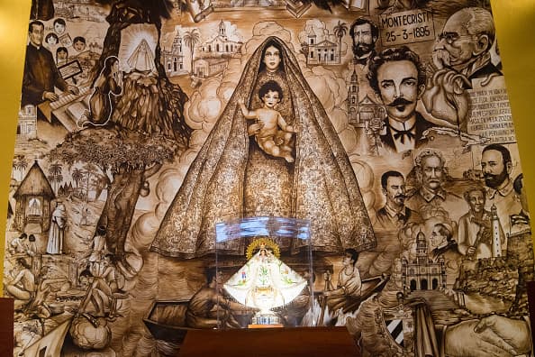 El mural dentro de la Ermita que compila la historia de Cuba fue pintado por Teok Carrasco, un artista de la isla que murió en el exilio en 1993, a los 77 años.