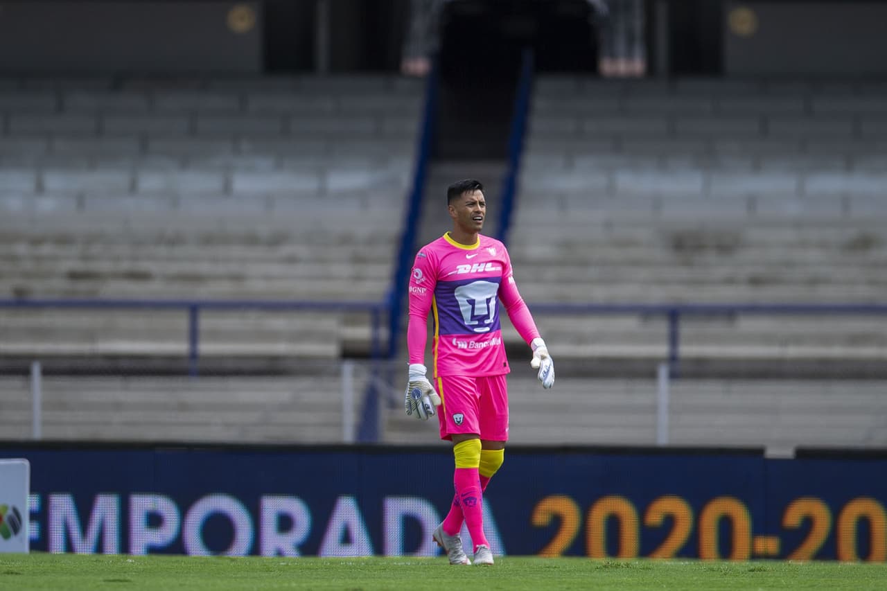 Talavera lució un uniforme de colores llamativos, como lo hacía la leyenda universitaria, Jorge Campos.