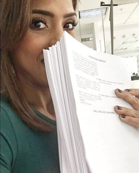 Francisca Lachapel está muy emocionada, muy pronto veremos su debut en una telenovela "¡Dios mío esto es real! Ya con mi libreto en manooooo" (Septiembre 26,2016)