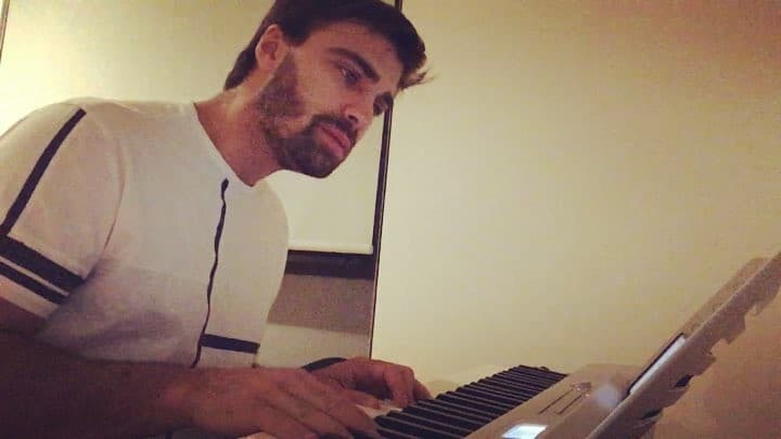 "Vivo del modo que me da miles de amigos en el mundo entero (literal) y una familia de sangre y de corazón que está a mi lado siempre, siempre y acortan los miles de kilómetros con solo una palabra: ¡gracias!", finalizó Ramundo.