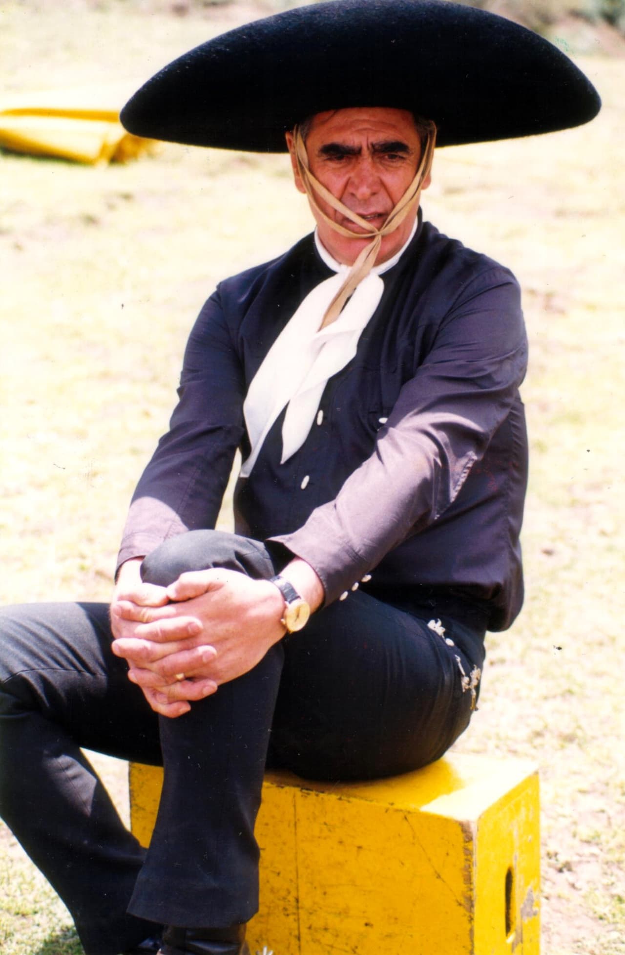 "Hice más de 300 películas en mi carrera y 'de caballitos' hice más de 100, y todo lo hacíamos nosotros, nos peleábamos en el concreto, caídas de caballos, balazos y el tiempo te cobra la factura", aseveró el histrión.