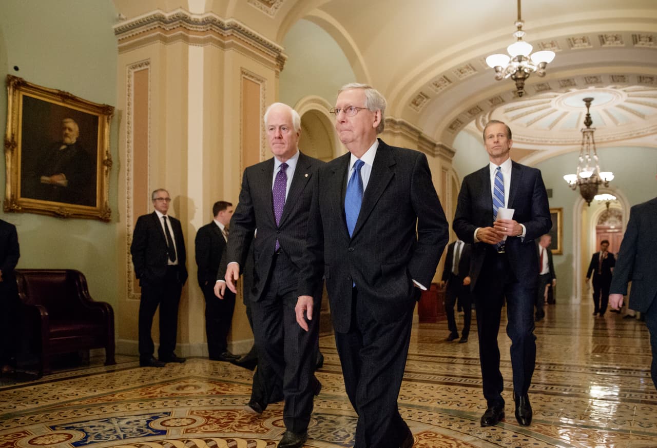 El líder de la mayoría en el Senado, Mitch McConnell y los senadores John Cornyn y John Thune, llegan al Capitolio para presenciar el discurso del presidente Donald Trump.