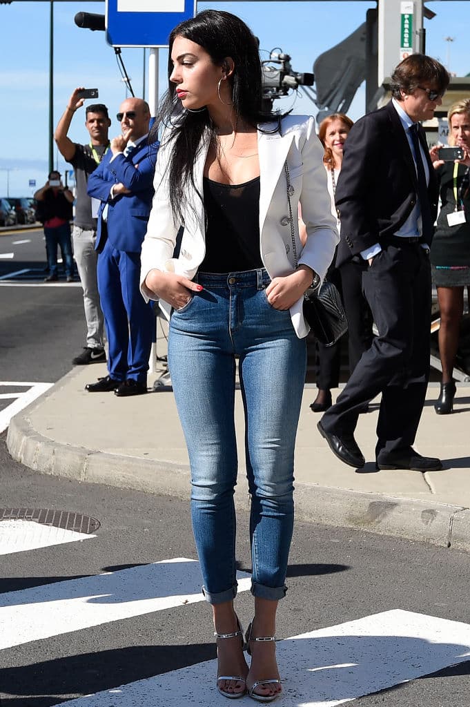 <b><a href="https://www.univision.com/famosos/georgina-rodriguez-antes-despues-fotos">Georgina Rodríguez</a></b> dio clases de estilo al combinar prendas lisas con un pantalón de mezclilla; así el minimalismo del ‘look’ fue sinónimo de sofisticación y lo mejor de todo es la facilidad para replicarlo.