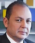 <h3 class="cms-H3-H3">Raúl Antonio Berrín Belisario</h3>
<br>
<br>Este ciudadano venezolano de 50 años con residencia en Miami, Florida, es buscado 
<a href="https://www.ice.gov/most-wanted/gorrin-belisario-raul-antonio-de-la-santisima-t" target="_blank">por violación de la ley de prácticas corruptas extranjeras y lavado de dinero.</a>
<br>
<br>Una acusación formal alega que Berrín pagó millones de dólares en sobornos a dos funcionarios venezolanos de alto nivel para asegurar los derechos de realizar transacciones de cambio de moneda extranjera a tasas favorables para el gobierno venezolano. 
<br>
<br>Además Belisario supuestamente compró y pagó los gastos relacionados con jets privados, yates, casas, caballos campeones, relojes de alta gama y una línea de moda. 
<br>
<br>Para ocultar los pagos de sobornos, Belisario realizó pagos a través de múltiples empresas fantasmas.