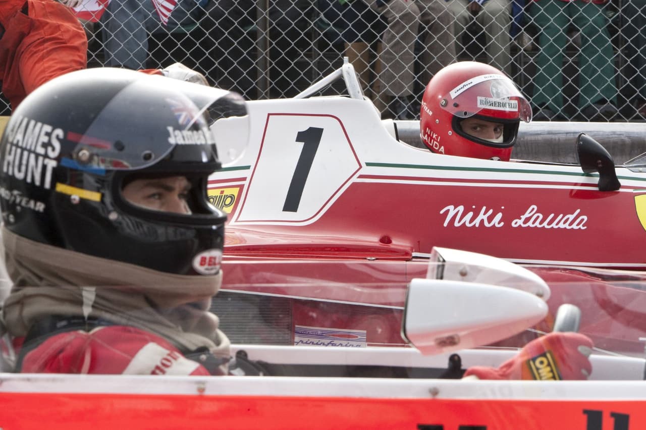 <b>Rush (2013):</b> La rivalidad entre el ingles
<b>James Hunt</b> y el austriaco
<b>Niki Lauda</b> durante la
<b>temporada 1976 de Fórmula 1</b>, es el material del que nacen las leyendas y nadie como el gran director
<b>Ron Howard</b> para sacarle el máximo partido. La historia es interesante y divertida y la acción sobre ruedas impecable gracias al avance de la animación 3D computarizada aunque sin lograr el realismo extremo que a Grand Prix (1966) le sobra.