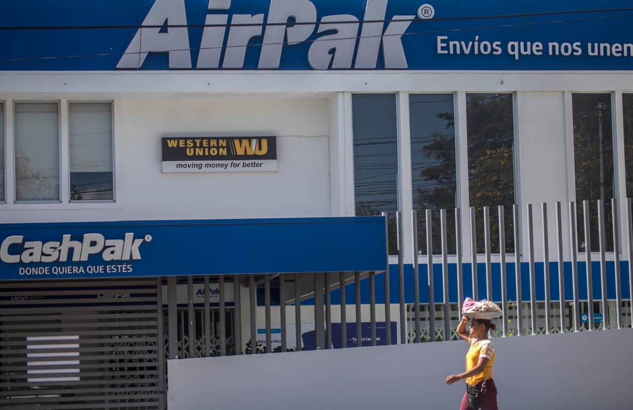 Una vendedora de dulces pasa por una sucursal de Western Union en Managua, Nicaragua, el 25 de febrero de 2023. Las remesas enviadas por los nicaragüenses a casa en 2022 aumentaron un 50%, un salto que los analistas dicen que está directamente relacionado con los miles de nicaragüenses que emigraron a los EEUU en los últimos dos años.