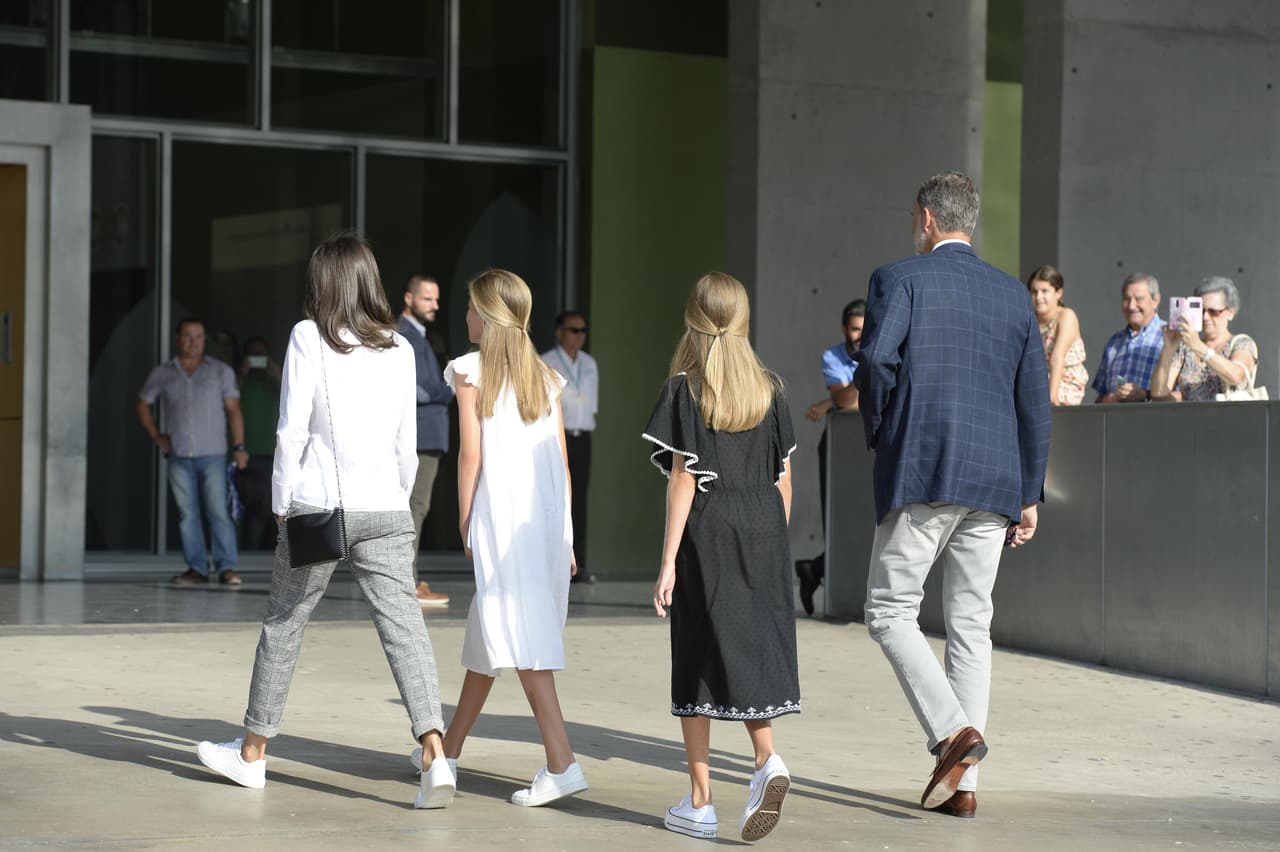 En marzo pasado se le extirpó de forma preventiva una
<b> <a href="https://www.univision.com/famosos/quien-le-pego-el-rey-emerito-juan-carlos-de-espana-aparece-en-publico-con-un-ojo-morado-fotos" target="_blank">lesión cutánea</a></b> en la cara por sobreexposición al sol.