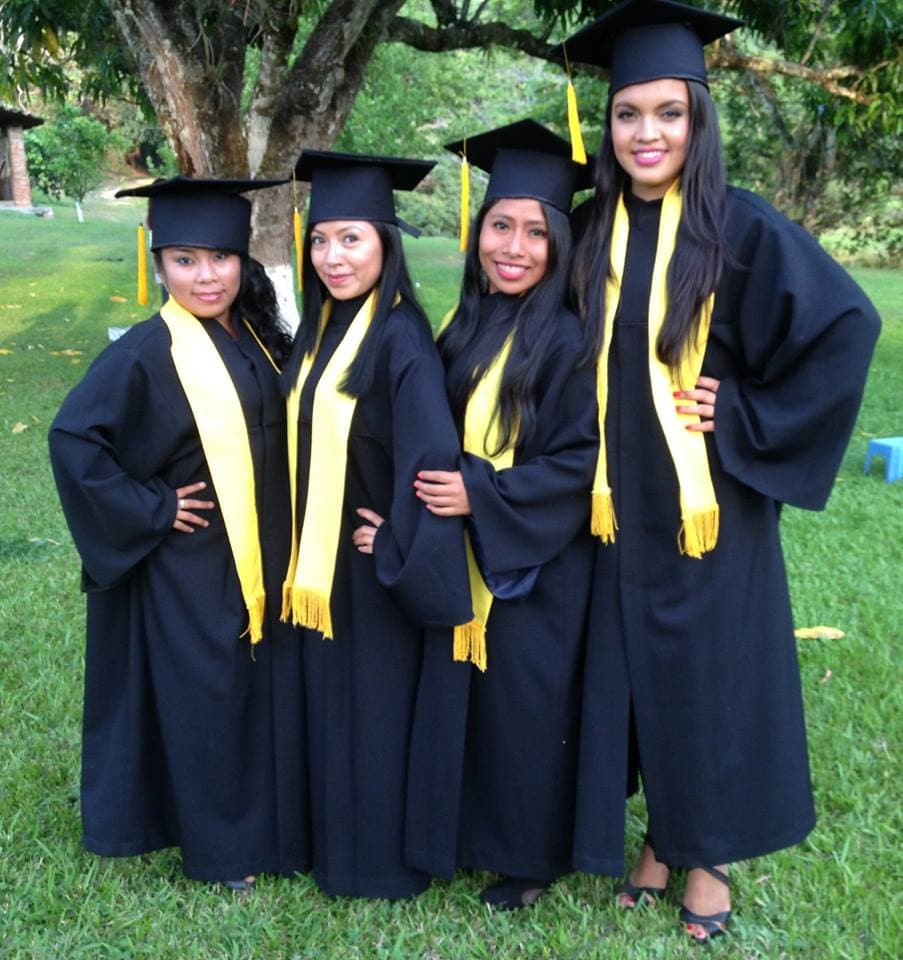 Para la ceremonia de graduación, la joven utilizó un vestido largo, bajo su tradicinal toga.