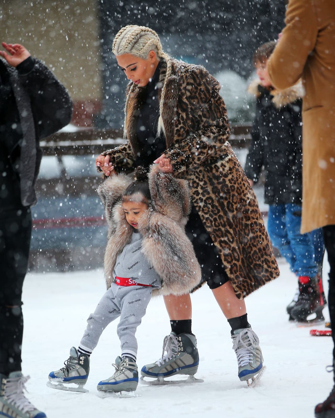 ¡Porque su mami la llevó a patinar sobre hielo!