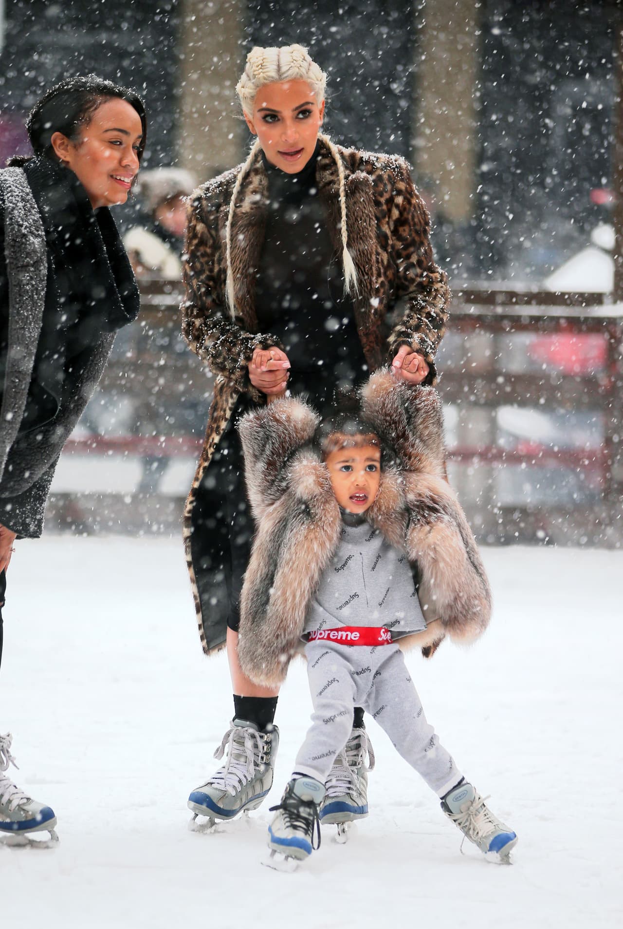 Los paparazzi captaron a esta encantadora parejita deslizándose sobre hielo.