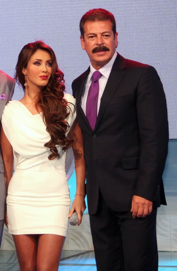 Pero en el 2012 conquistó el corazón de Anahí en "Dos Hogares" y le ganó el mandado a Carlos Ponce, quien se quedó sin el amor de la protagonista por no tener un sexy bigote como Goyri.