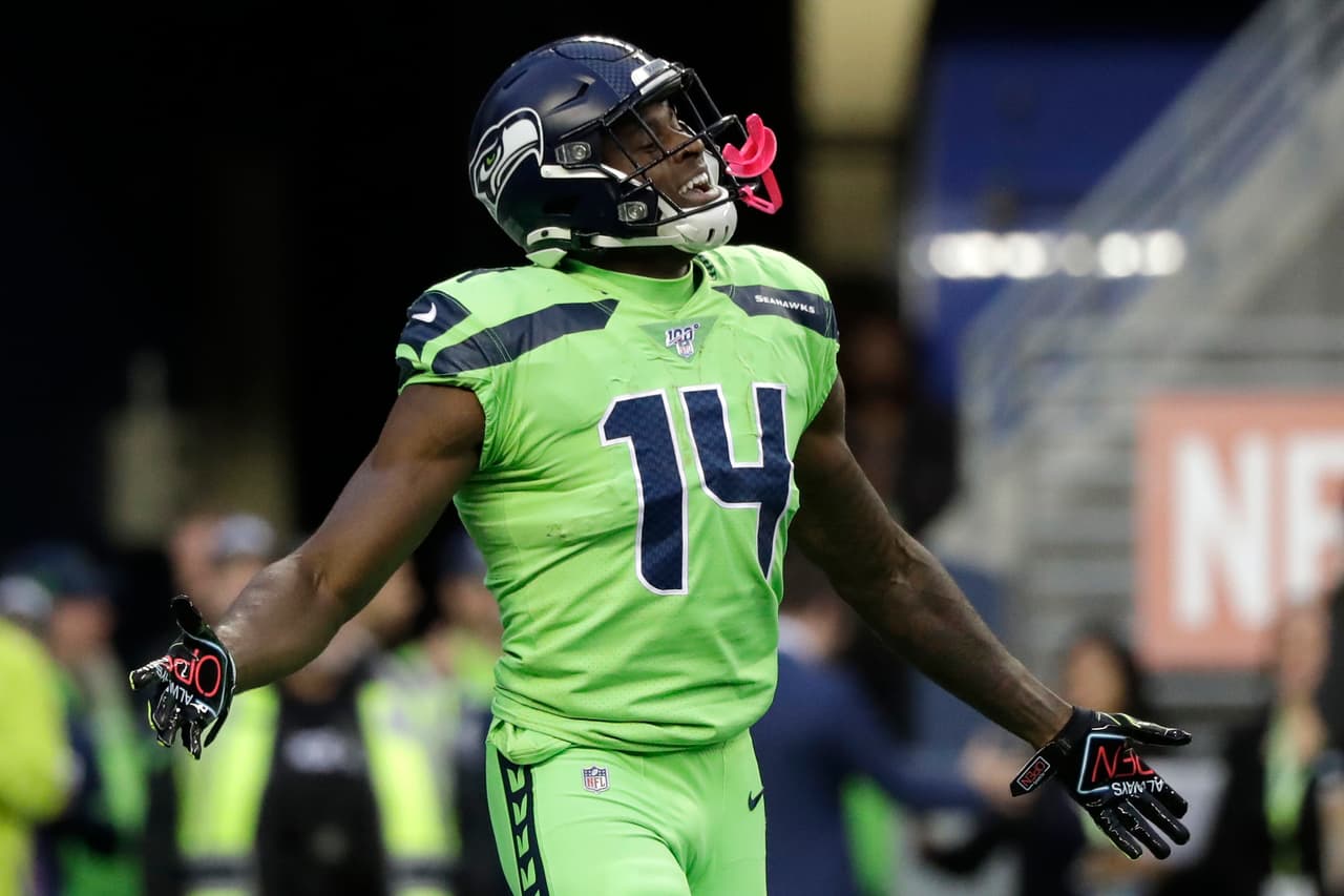 <b>Demostró que puede ser el receptor #1</b>
<br>- En sus primeros 16 juegos en la NFL de temporada regular, Metfcalf alcanzó las 58 recepciones y sumó 900 yardas.
<br>- Para un receptor novato, quedar solo a 100 yardas de las 1,000 es un gran dígito, habla de una gran productividad.