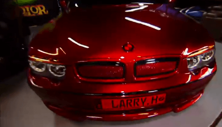 El VMW rojo que tiene lleva su nombre en la matrícula y los interiores son de piel y también tienen grabadas sus iniciales.