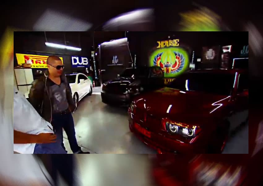 Hablar de coches para Larry, es hablar de una de sus grandes pasiones. Cómo te verías en este flamante VMW rojo. ¿Te imaginas?