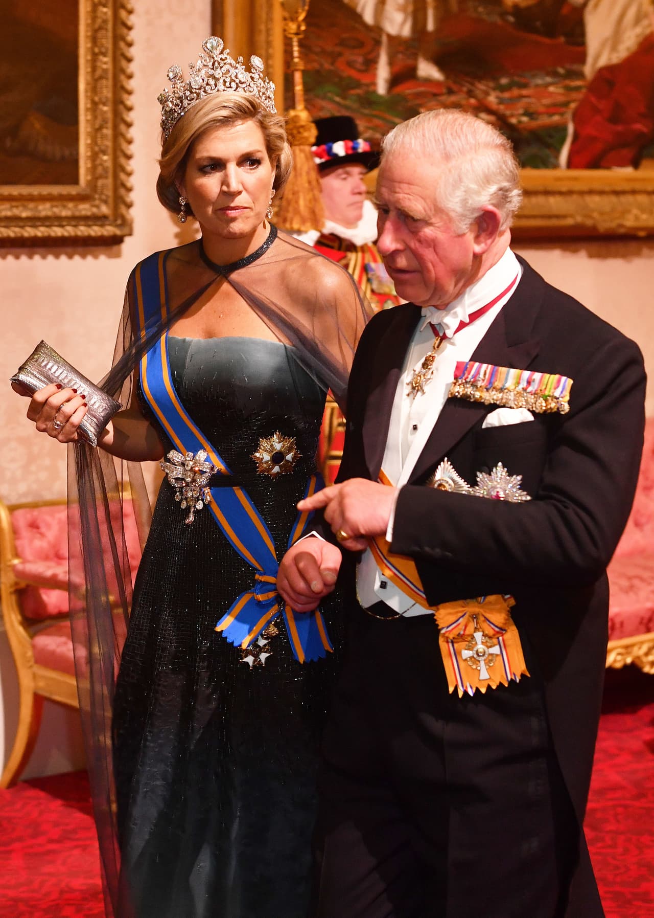 Sin duda, un estilo que la dejó mal parada al ser comparada con la reina Máxima de Holanda que eligió para la ocasión un vestido strapless en ombré azul con una capa de gasa de seda hasta el suelo encima y un cinturón con hebilla de diamantes en forma de lazo. Aquí acompañada del príncipe Carlos.