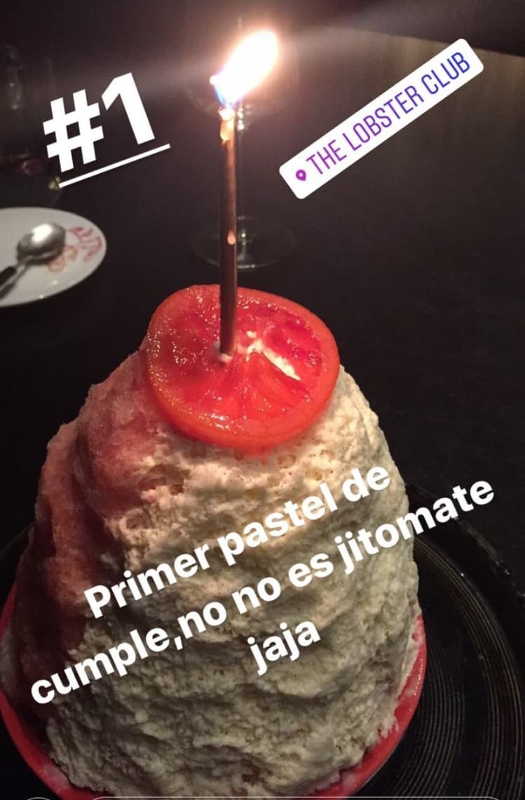 Esa noche también tuvo su primer pastel de cumpleaños, que compartió con sus seguidores.