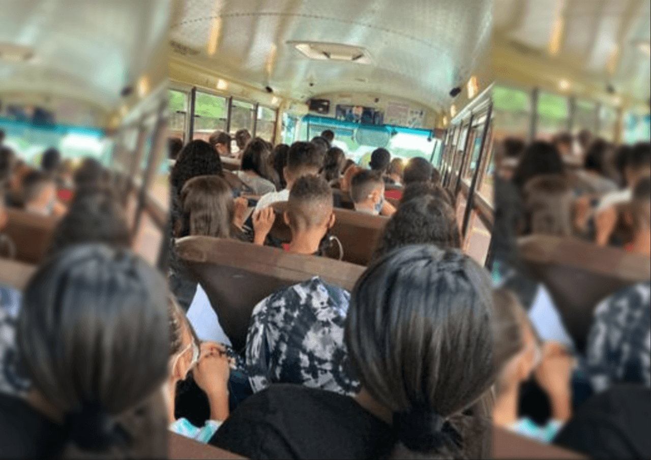 Muestran autobús escolar abarrotados de estudiantes sin distanciamiento en repunte de casos por covid-19 