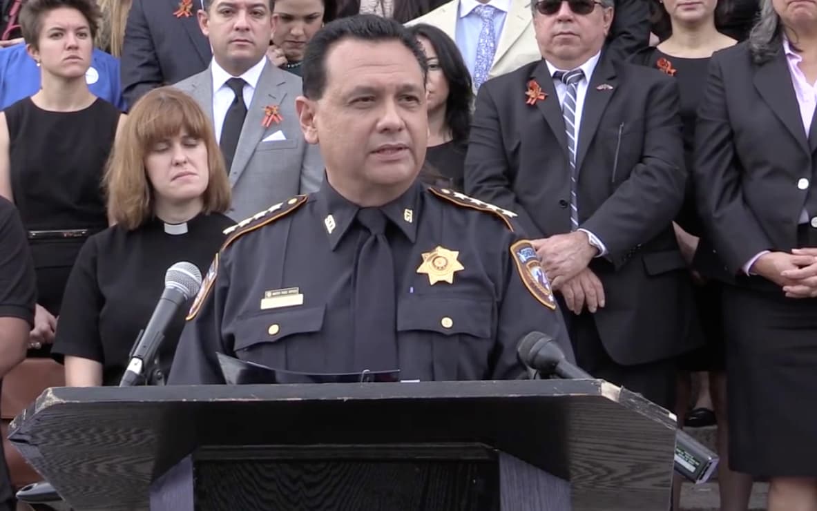 Ed González: El alguacil del condado Harris se unió a otros agentes del orden y declaró ante el Comité de Asuntos Estatales y estuvo presente durante la última conferencia de prensa en contra de la SB4. Además, en febrero terminó un acuerdo con las autoridades federales de inmigración que entrenaba a un equipo de agentes para determinar el estatus migratorio de los sospechosos encarcelados y retener a los seleccionados para deportación.