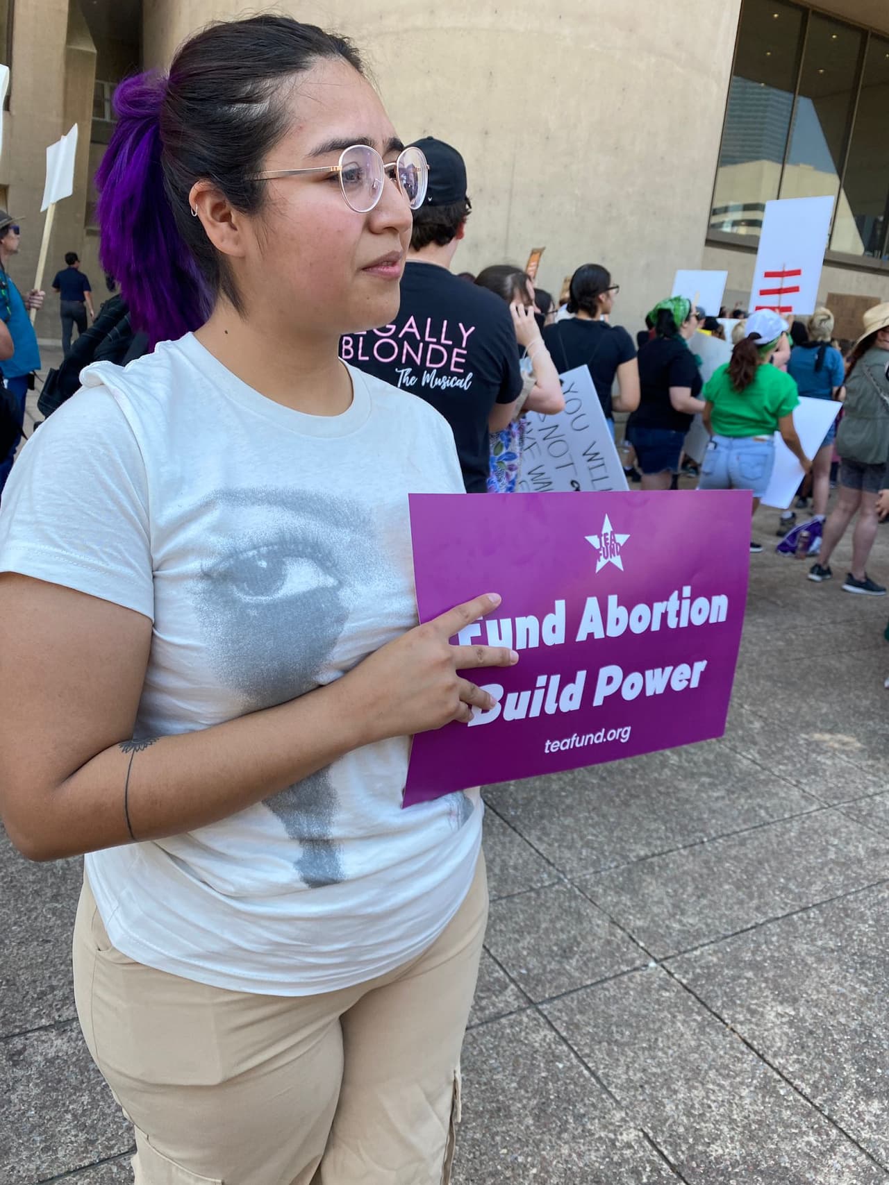 Vianey Rivera vino desde Houston a participar en esta protesta. Dice que tiene 4 meses de embarazo y que se siente mal que si es niña, "vendría a vivir a un mundo donde no tiene derechos".